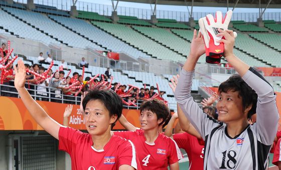 응원단 향해 인사하는 北 여자축구 선수들