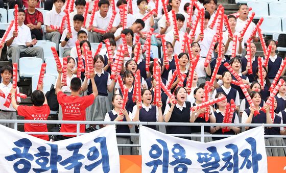 북한 여자축구 응원하는 조선학교 학생들