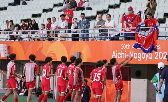 응원단 향해 인사하는 북한 여자축구