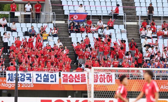 북한 여자축구 응원 나선 조선학교 학생들