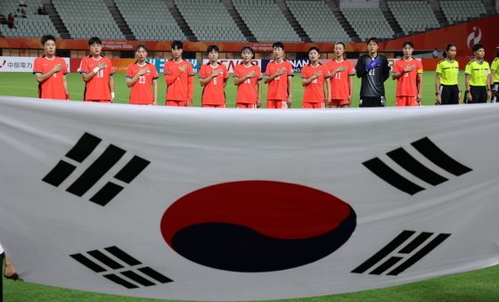 국기에 대한 경례하는 대한민국 대표팀 선수들