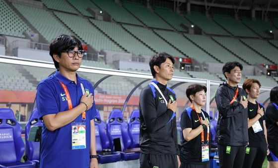 국기에 대한 경례하는 신상우 감독