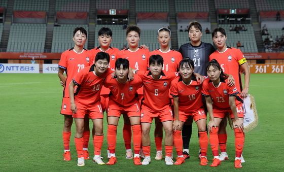 기념촬영하는 대한민국 여자 축구 대표팀