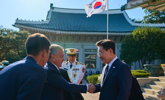 샤브카트 미르지요예프 우즈베키스탄 대통령 영접하는 이재명 대통령