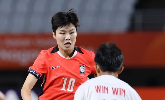 돌파 시도하는 지소연