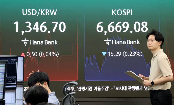 코스피 하락 출발, 환율 소폭 상승