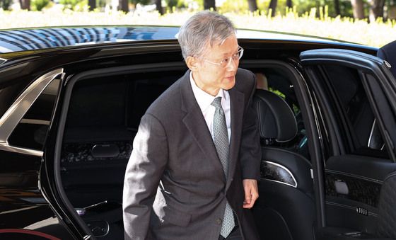 출근하는 조희대 대법원장
