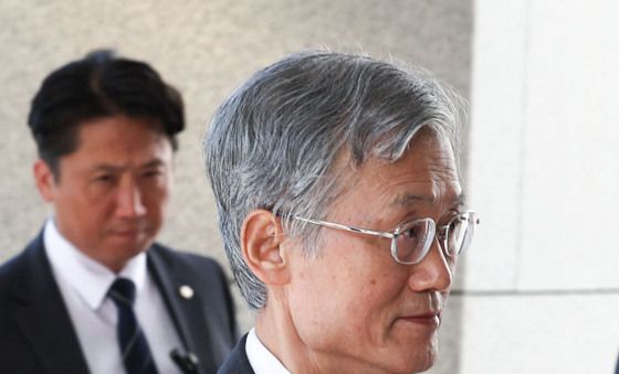 대법원 출근하는 조희대 대법원장