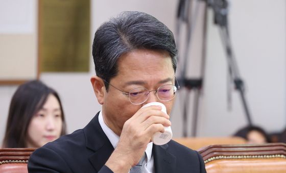 인사청문회 전 목 축이는 김승원 법무장관 후보자