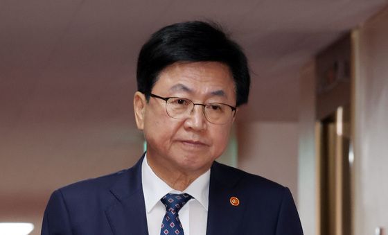 국무회의 참석하는 최교진 장관