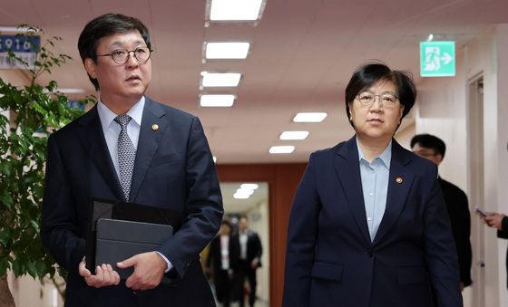 국무회의 참석하는 최휘영·정은경 장관