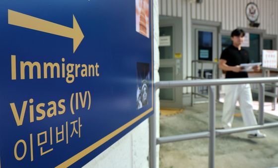 트럼프 '유학생 비자 4년 제한', 법원이 제동