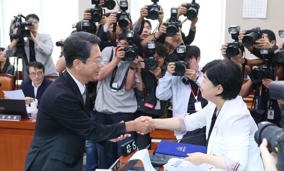 인사청문회 선서문 제출하는 김승원 법무장관 후보자