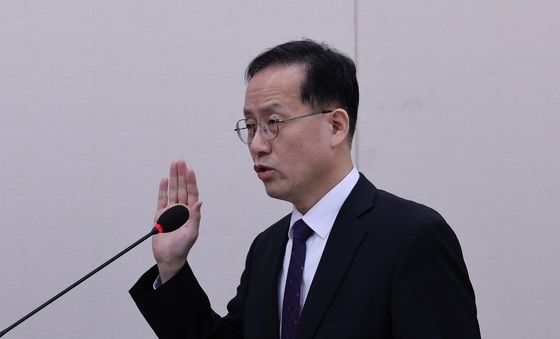 인사청문회 선서하는 이형일 부총리 겸 재정경제부 장관 후보자