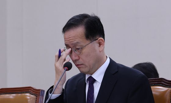 인사청문회 앞두고 자료 살피는 이형일 경제부총리 후보자