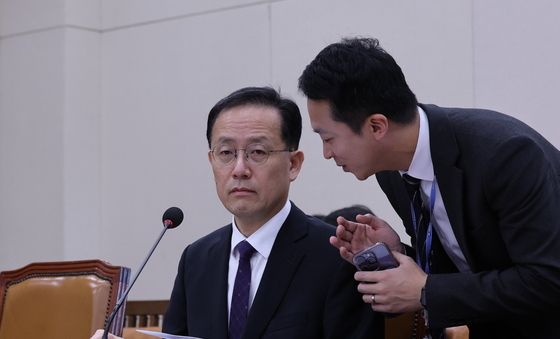 청문회 앞둔 이형일 부총리