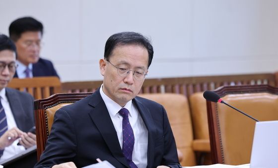 인사청문회서 자료 살펴보는 이형일 경제부총리 후보자