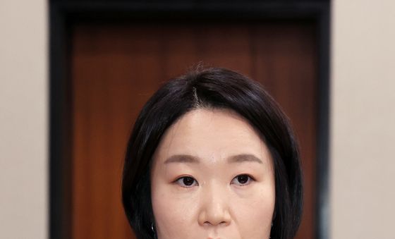 선서하는 이소영 후보자