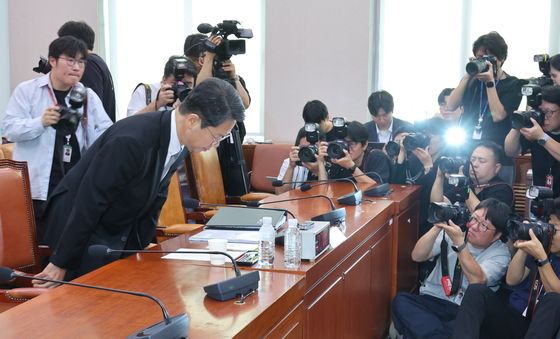 인사청문회 자리하는 김승원