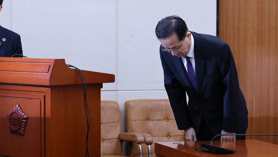 고개숙여 인사하는 이형일 경제부총리 후보자