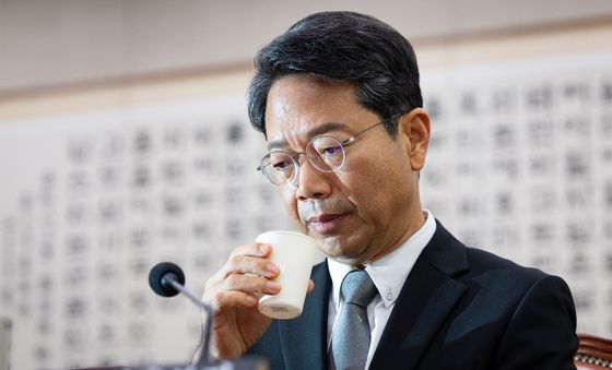 긴장한 표정의 김승원 법무부 장관 후보자