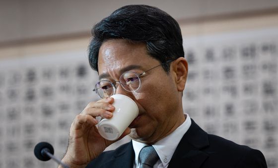 물 마시는 김승원 법무부 장관 후보자