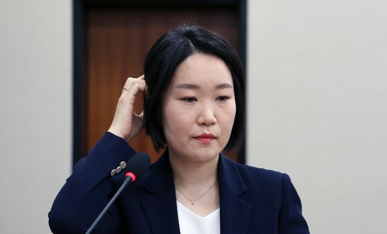 머리 만지는 이소영 후보자