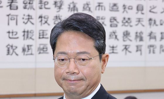 굳은 표정의 김승원 후보자