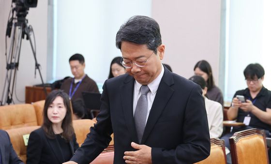 발언대 향하는 김승원 후보자