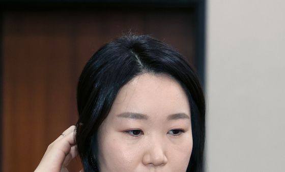 머리 만지는 이소영 후보자