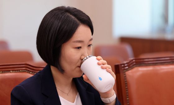 물 마시는 이소영 후보자