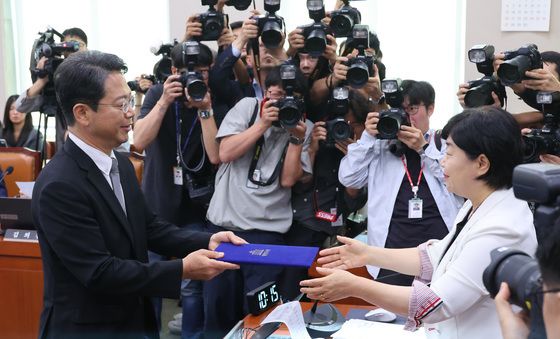 증인 선서문 제출하는 김승원 후보자