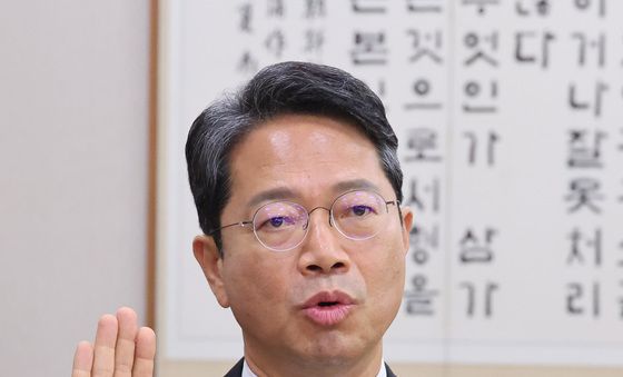 선서하는 김승원 후보자
