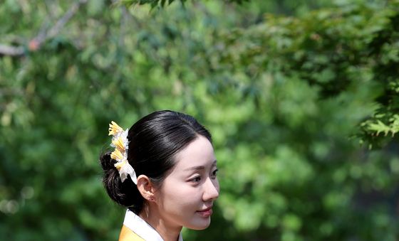 한그루, 곱디고운 한복 자태