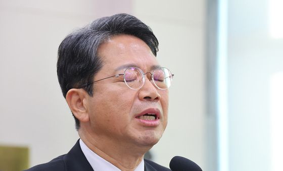 눈 감고 답변하는 김승원 후보자
