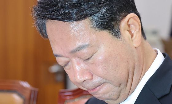 생각 잠긴 김승원 후보자