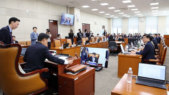 국힘 퇴장 속 안건 의결하는 김영진 행안위원장