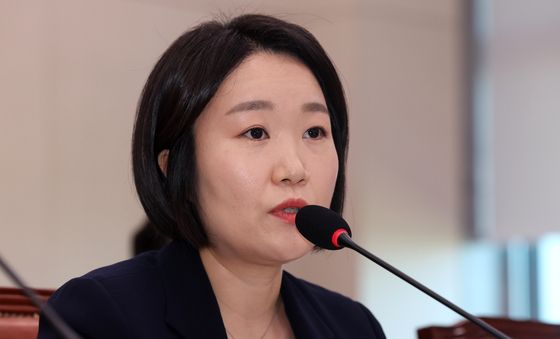 답변하는 이소영 장관 후보자