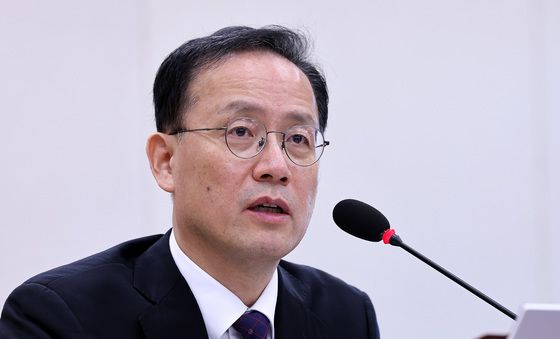 질의에 답하는 이형일 후보자