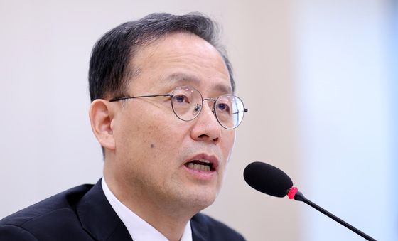 답변하는 이형일 부총리 겸 재정경제부 장관 후보자