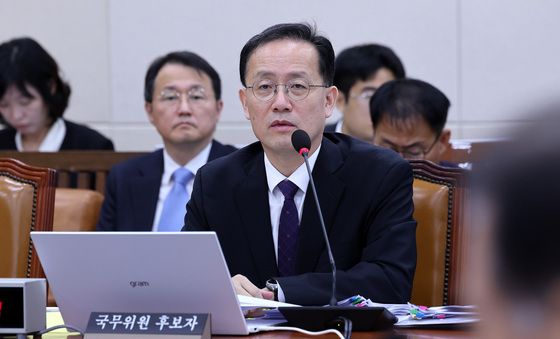 질의에 답하는 이형일 후보자