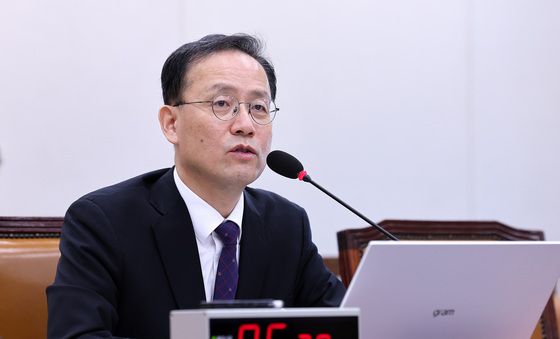 인사청문회 질의에 답변하는 이형일 후보자