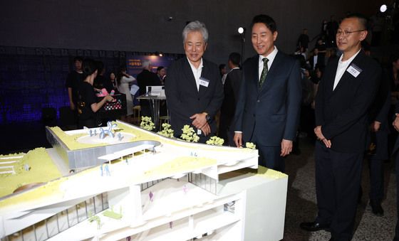 서울시 건축상 대상 작품 살펴보는 오세훈 시장