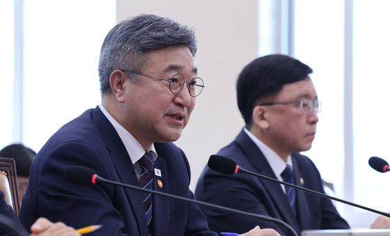 질의에 답하는 윤호중 행안부 장관