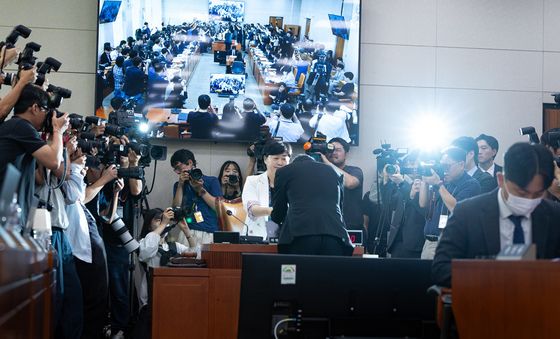 청문회 선서문 전달하는 김승원 법무부 장관 후보자