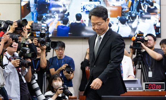 자리로 이동하는 김승원 법무부 장관 후보자