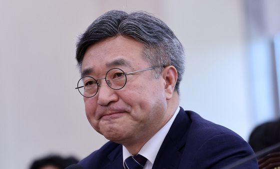 질의 듣는 윤호중 장관