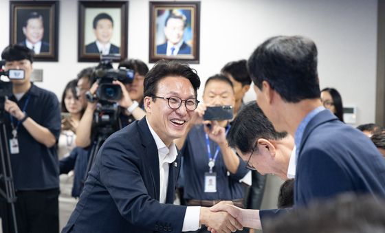 시·도당위원장들과 인사하는 김민석 민주당 대표