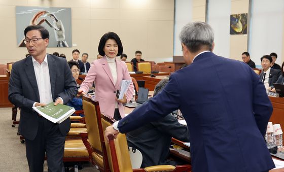 과방위 회의 중 퇴장하는 이진숙 의원