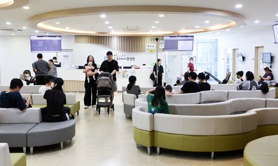 이른 독감 유행에 코로나까지 증가세